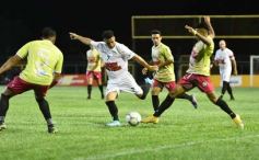 Foto de la galería:  Jugando, arbitrando y con un golazo de penal: Pitana se despidió y dejó todo en la cancha