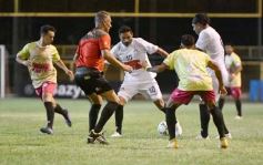 Foto de la galería:  Jugando, arbitrando y con un golazo de penal: Pitana se despidió y dejó todo en la cancha