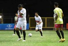 Foto de la galería:  Jugando, arbitrando y con un golazo de penal: Pitana se despidió y dejó todo en la cancha