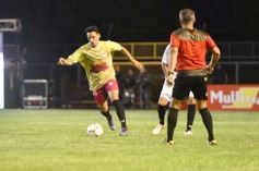 Foto de la galería:  Jugando, arbitrando y con un golazo de penal: Pitana se despidió y dejó todo en la cancha