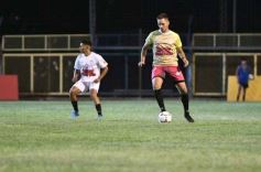 Foto de la galería:  Jugando, arbitrando y con un golazo de penal: Pitana se despidió y dejó todo en la cancha