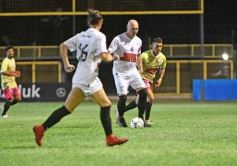 Foto de la galería:  Jugando, arbitrando y con un golazo de penal: Pitana se despidió y dejó todo en la cancha
