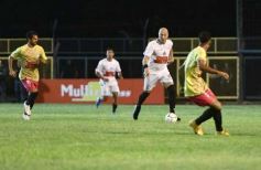 Foto de la galería:  Jugando, arbitrando y con un golazo de penal: Pitana se despidió y dejó todo en la cancha
