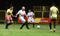 Foto de la galería:  Jugando, arbitrando y con un golazo de penal: Pitana se despidió y dejó todo en la cancha