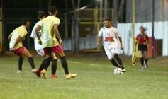 Foto de la galería:  Jugando, arbitrando y con un golazo de penal: Pitana se despidió y dejó todo en la cancha
