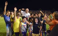 Foto de la galería:  Jugando, arbitrando y con un golazo de penal: Pitana se despidió y dejó todo en la cancha