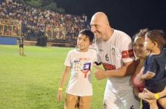 Foto de la galería:  Jugando, arbitrando y con un golazo de penal: Pitana se despidió y dejó todo en la cancha