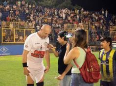 Foto de la galería:  Jugando, arbitrando y con un golazo de penal: Pitana se despidió y dejó todo en la cancha
