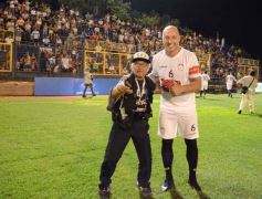 Foto de la galería:  Jugando, arbitrando y con un golazo de penal: Pitana se despidió y dejó todo en la cancha