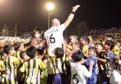 Foto de la galería:  Jugando, arbitrando y con un golazo de penal: Pitana se despidió y dejó todo en la cancha