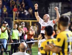 Foto de la galería:  Jugando, arbitrando y con un golazo de penal: Pitana se despidió y dejó todo en la cancha