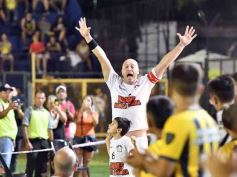 Foto de la galería:  Jugando, arbitrando y con un golazo de penal: Pitana se despidió y dejó todo en la cancha