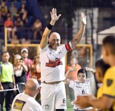 Foto de la galería:  Jugando, arbitrando y con un golazo de penal: Pitana se despidió y dejó todo en la cancha