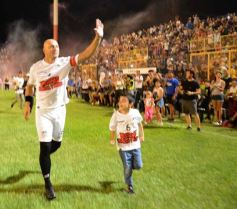 Foto de la galería:  Jugando, arbitrando y con un golazo de penal: Pitana se despidió y dejó todo en la cancha