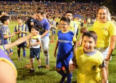 Foto de la galería:  Jugando, arbitrando y con un golazo de penal: Pitana se despidió y dejó todo en la cancha
