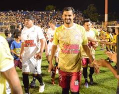 Foto de la galería:  Jugando, arbitrando y con un golazo de penal: Pitana se despidió y dejó todo en la cancha