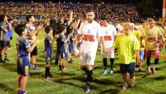Foto de la galería:  Jugando, arbitrando y con un golazo de penal: Pitana se despidió y dejó todo en la cancha