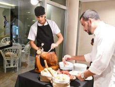 Foto de la galería: Sumando un nuevo punto para el encuentro y disfrute en la ciudad, abrió el Terre Rouge del Hotel Bagú Urbano