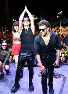 Foto de la galería: Junto al público colmado y sus grandes éxitos, Coti cerró una noche a puro show en Posadas