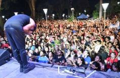 Foto de la galería: Junto al público colmado y sus grandes éxitos, Coti cerró una noche a puro show en Posadas