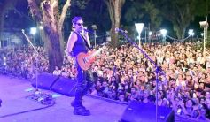 Foto de la galería: Junto al público colmado y sus grandes éxitos, Coti cerró una noche a puro show en Posadas