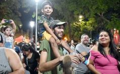 Foto de la galería: Junto al público colmado y sus grandes éxitos, Coti cerró una noche a puro show en Posadas