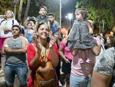 Foto de la galería: Junto al público colmado y sus grandes éxitos, Coti cerró una noche a puro show en Posadas