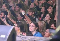 Foto de la galería: Junto al público colmado y sus grandes éxitos, Coti cerró una noche a puro show en Posadas