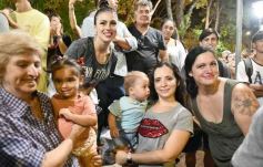 Foto de la galería: Junto al público colmado y sus grandes éxitos, Coti cerró una noche a puro show en Posadas