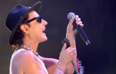 Foto de la galería: Junto al público colmado y sus grandes éxitos, Coti cerró una noche a puro show en Posadas