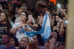Foto de la galería: Junto al público colmado y sus grandes éxitos, Coti cerró una noche a puro show en Posadas