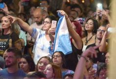 Foto de la galería: Junto al público colmado y sus grandes éxitos, Coti cerró una noche a puro show en Posadas