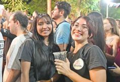 Foto de la galería: Junto al público colmado y sus grandes éxitos, Coti cerró una noche a puro show en Posadas