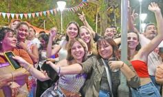 Foto de la galería: Junto al público colmado y sus grandes éxitos, Coti cerró una noche a puro show en Posadas