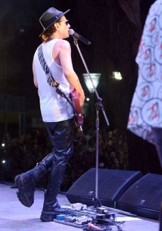 Foto de la galería: Junto al público colmado y sus grandes éxitos, Coti cerró una noche a puro show en Posadas