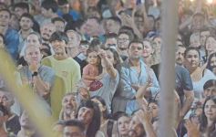 Foto de la galería: Junto al público colmado y sus grandes éxitos, Coti cerró una noche a puro show en Posadas
