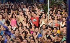 Foto de la galería: Junto al público colmado y sus grandes éxitos, Coti cerró una noche a puro show en Posadas