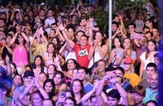 Foto de la galería: Junto al público colmado y sus grandes éxitos, Coti cerró una noche a puro show en Posadas