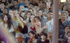 Foto de la galería: Junto al público colmado y sus grandes éxitos, Coti cerró una noche a puro show en Posadas