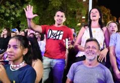 Foto de la galería: Junto al público colmado y sus grandes éxitos, Coti cerró una noche a puro show en Posadas