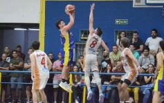 Foto de la galería: Federal de Básquet: con lo mejor del juego posadeño en la cancha, el clásico fue del Oriental