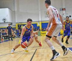 Foto de la galería: Federal de Básquet: con lo mejor del juego posadeño en la cancha, el clásico fue del Oriental