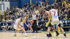 Foto de la galería: Federal de Básquet: con lo mejor del juego posadeño en la cancha, el clásico fue del Oriental