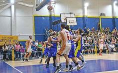 Foto de la galería: Federal de Básquet: con lo mejor del juego posadeño en la cancha, el clásico fue del Oriental