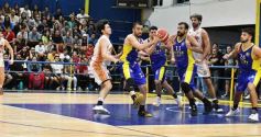 Foto de la galería: Federal de Básquet: con lo mejor del juego posadeño en la cancha, el clásico fue del Oriental