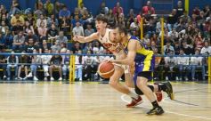Foto de la galería: Federal de Básquet: con lo mejor del juego posadeño en la cancha, el clásico fue del Oriental