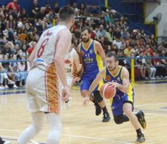 Foto de la galería: Federal de Básquet: con lo mejor del juego posadeño en la cancha, el clásico fue del Oriental