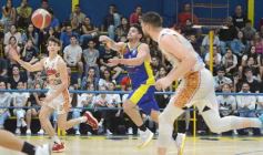 Foto de la galería: Federal de Básquet: con lo mejor del juego posadeño en la cancha, el clásico fue del Oriental