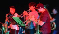 Foto de la galería: Dale Que Brass puso el show y abrió el encuentro en el Galpón de La Murga de la Estación