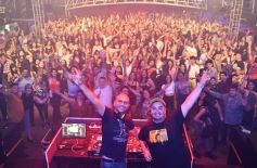 Sixto Fotografías. Sociedad. Recorridas de Sabado - Con la pista prendida, los noventosos tuvieron otra noche de fiesta en la ciudad capital